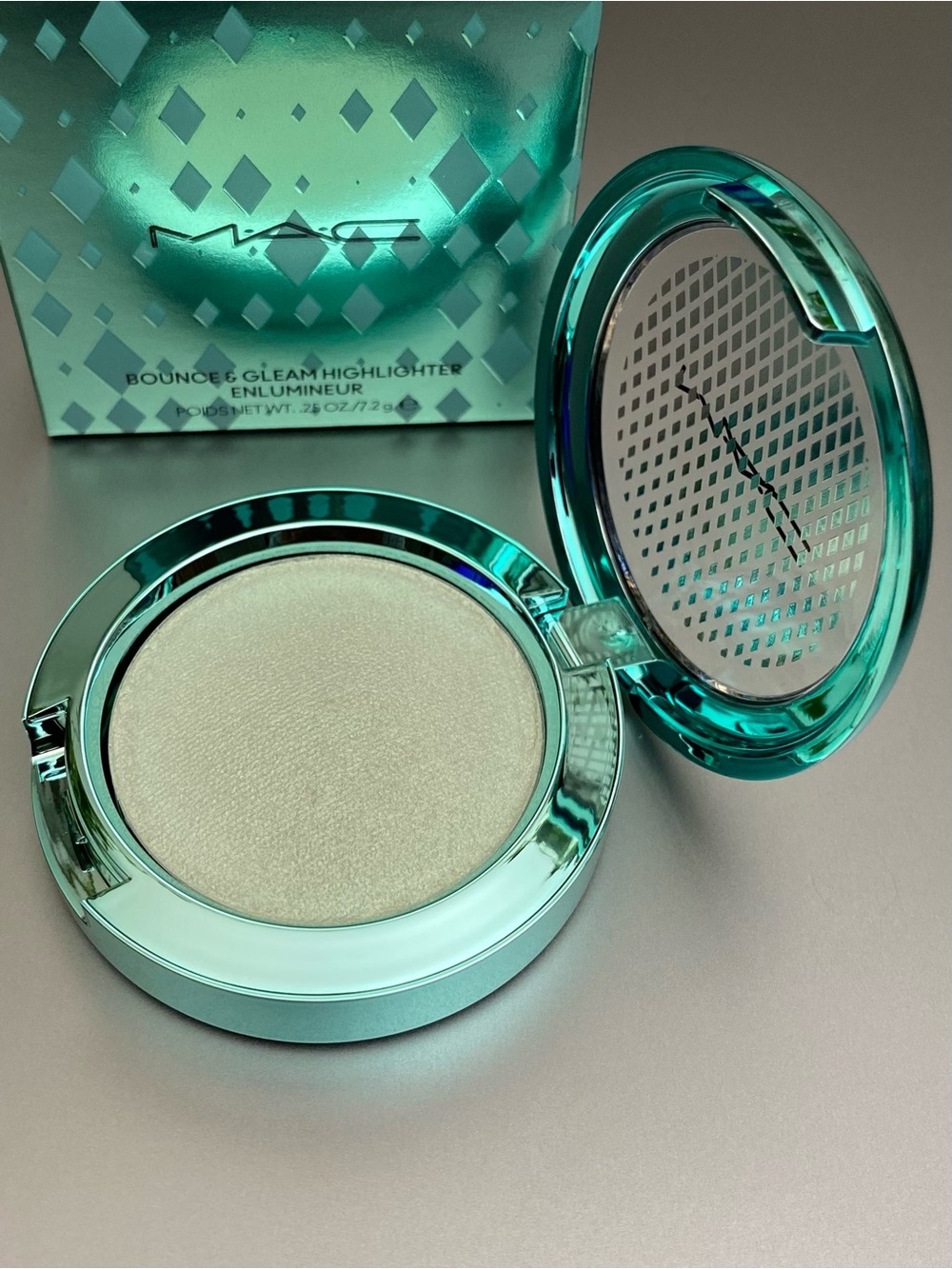 MAC “Investmint” Bounce & Gleam Highlighter